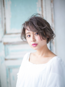 人気の美容室・美容院「ソラコ（SORACO）」、「ブレンドロシェル（Blend Roshelle）」を経営するサロングループ「株式会社PEAK－HUNT（ピークハント）」のヘアスタイル「グレイアッシュショート」
