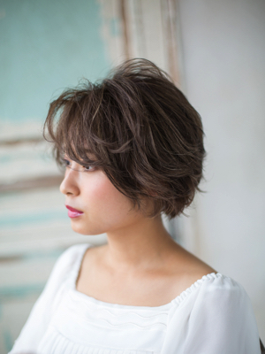 ヘアスタイル「グレイアッシュショート」の側面画像