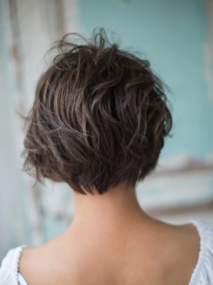 ヘアスタイル「グレイアッシュショート」の背面画像