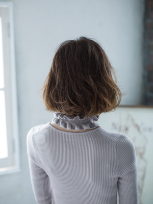 ヘアスタイル「色っぽユルボブ」の背面画像